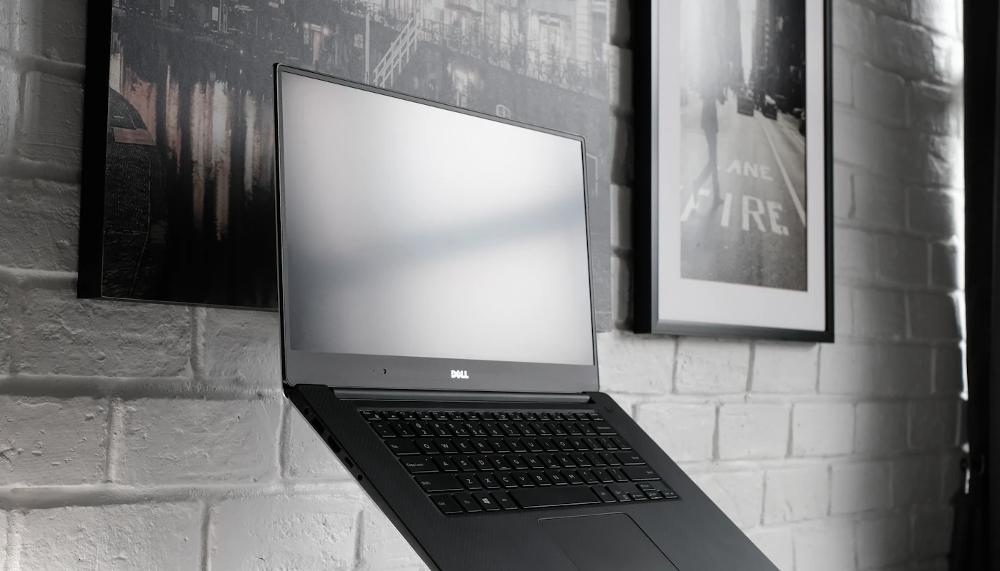 Postazione di lavoro con computer portatile e tastiera